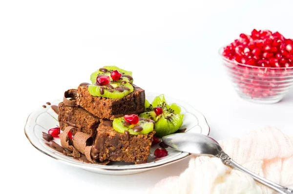 Chocolate cake with kiwi and pomegranate — Stock Photo, Image