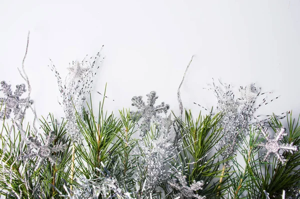 Срібні різдвяні прикраси на білому тлі — стокове фото