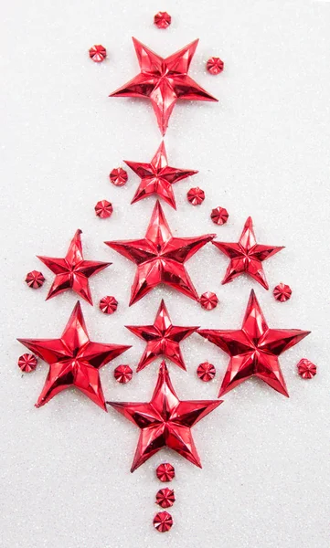 Forma dell'albero di Natale fatta di ornamenti a forma di stella — Foto Stock
