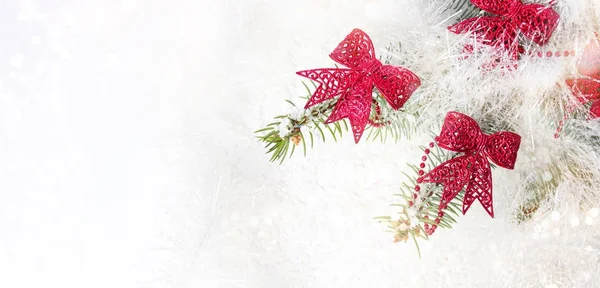 Nastri rossi su un albero di Natale — Foto Stock