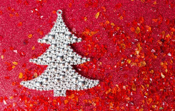 Albero di Natale argento su sfondo rosso — Foto Stock