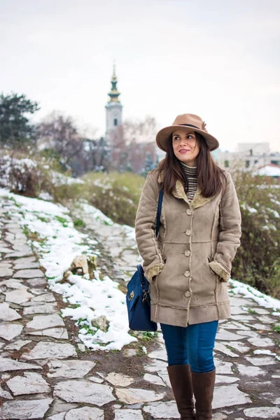 Fashionable girl in the park on a winter day — Stock Photo, Image