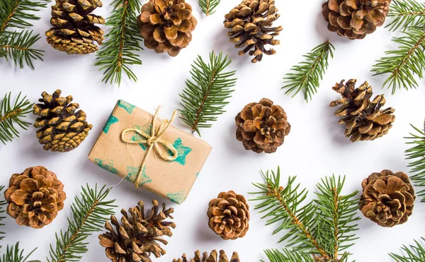 Рождественский подарок с сосновыми шишками праздничный фон — стоковое фото
