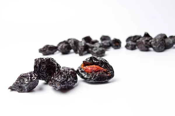 Frutta secca di prugne su sfondo bianco — Foto Stock