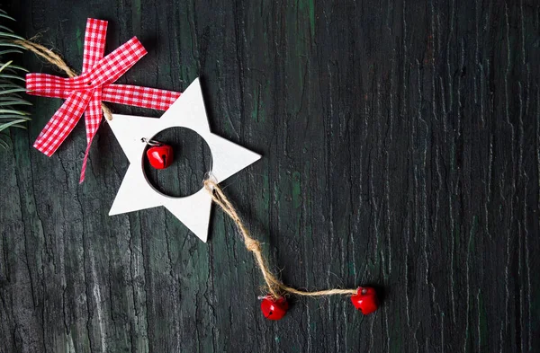 Decorazioni festive su sfondo scuro — Foto Stock