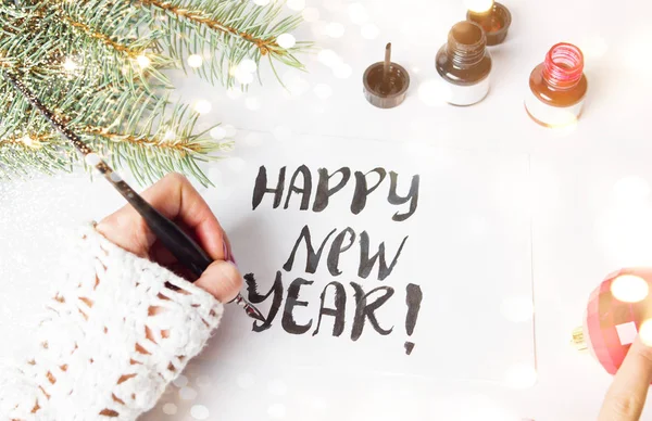 Flicka skriva gott nytt år kalligrafi kort — Stockfoto