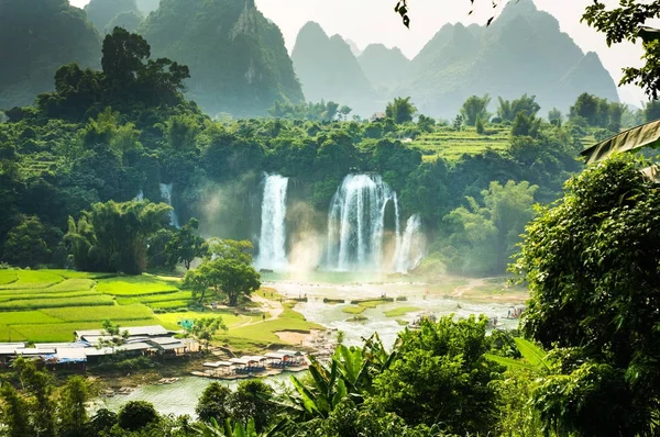 Ban Gioc Detian Falls com beleza natural única — Fotografia de Stock