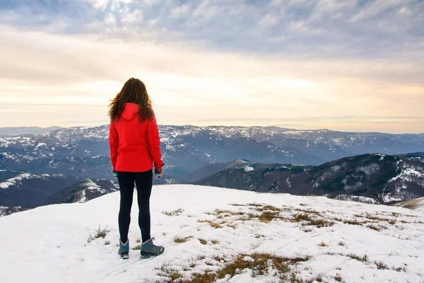 Ženské turista na sněhu zahrnuty vrchol hory — Stock fotografie