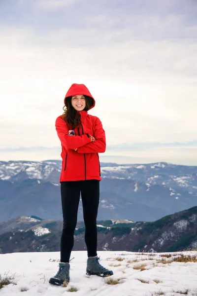 Женщина-туристка на заснеженной вершине горы — стоковое фото