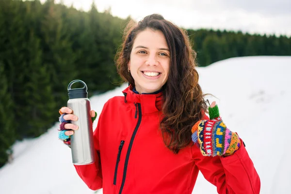 Heureux randonneur avec thermos sur montagne enneigée — Photo