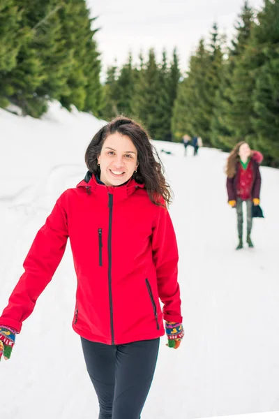 Meninas felizes em uma viagem de caminhada na montanha nevada — Fotografia de Stock