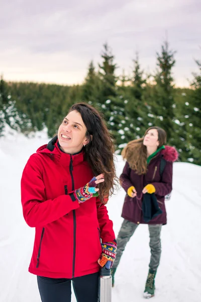 Meninas felizes em uma viagem de caminhada na montanha nevada — Fotografia de Stock