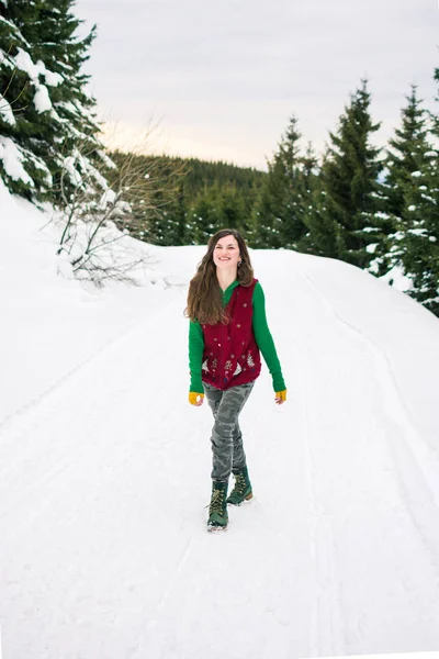 Hipster menina andando na montanha nevada — Fotografia de Stock