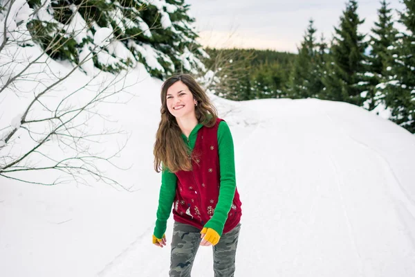 Hipster menina andando na montanha nevada — Fotografia de Stock