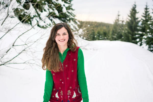 Hipster flicka gå på snöiga berget — Stockfoto