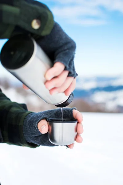 Man using thermos bottle on a winter day — Stock Photo, Image