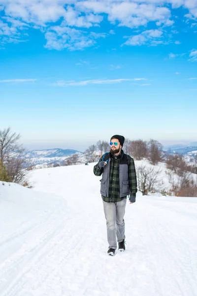 Caminante barbudo caminando en la montaña cubierta de nieve — Foto de Stock