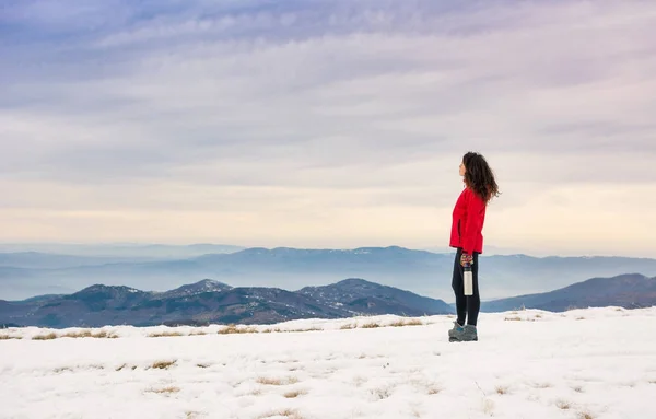 Női túrázó csodáló téli tájat, a hegytetőn — Stock Fotó