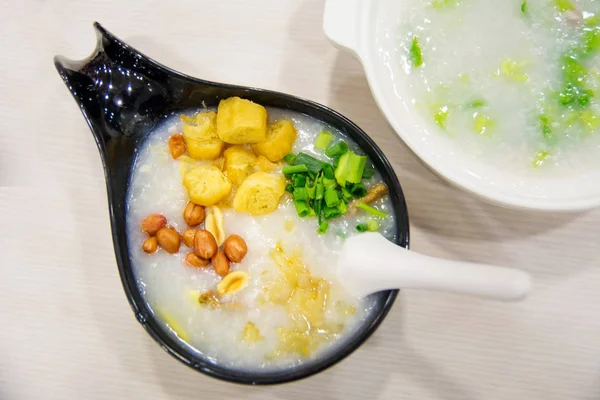 Mingau de arroz chinês Tingzai servido em um restaurante — Fotografia de Stock