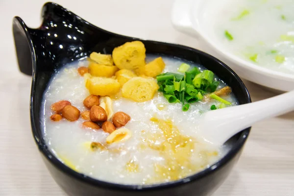 Gachas de arroz chino Tingzai servidas en un restaurante —  Fotos de Stock