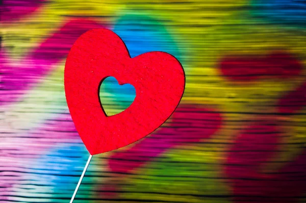 Forma de corazón contra fondo pintado a mano colorido — Foto de Stock