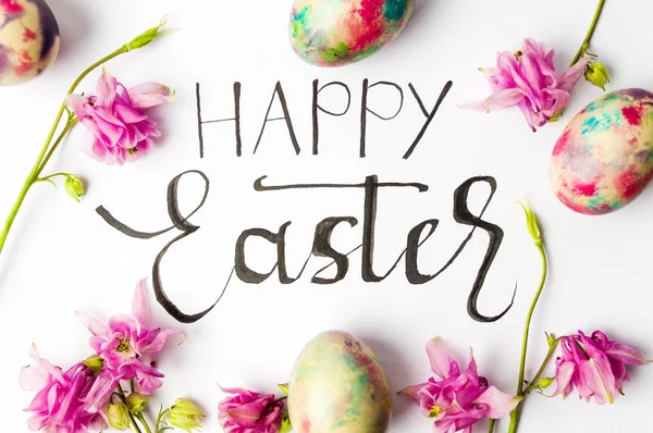 Renkli yumurta ile el yazısı mutlu Paskalya kartı — Stok fotoğraf