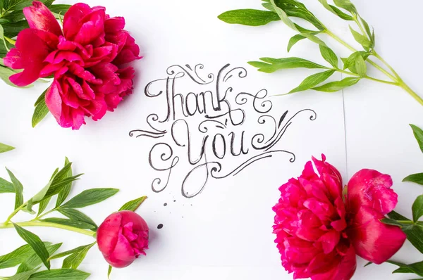 Escrito a mano Gracias tarjeta con flores — Foto de Stock