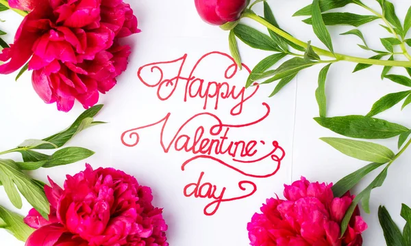 Biglietto di San Valentino felice con rose rosse su bianco — Foto Stock