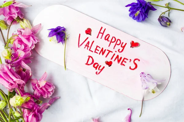 Biglietto di San Valentino felice con fiori su bianco — Foto Stock