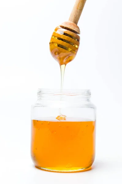 Tarro de miel aislado sobre fondo blanco —  Fotos de Stock