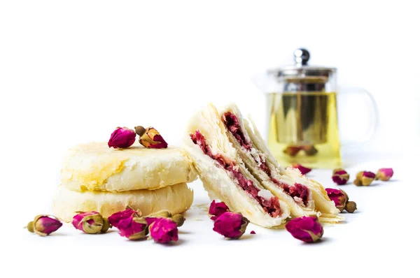 Pastelería rosa con té sobre fondo blanco — Foto de Stock