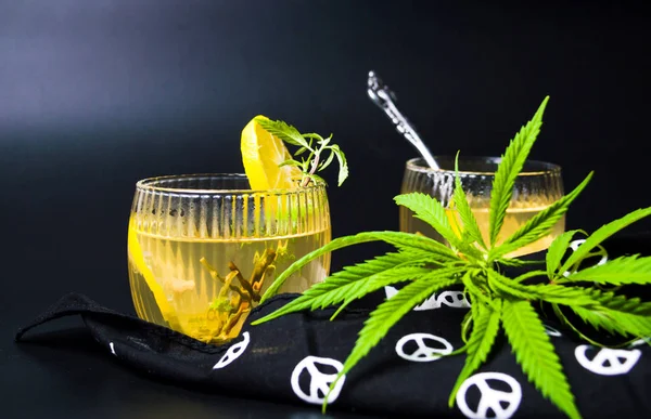 大麻マリファナの葉とレモン紅茶 — ストック写真