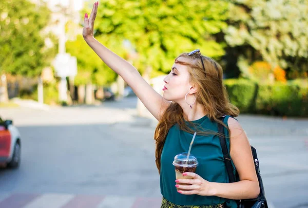 Une fille appelle un taxi dans la rue — Photo