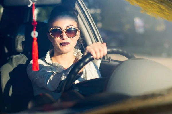Fashionable driver perempuan di dalam mobil — Stok Foto