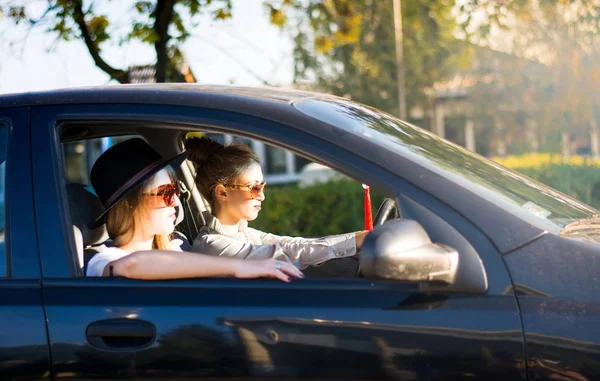 Two girl friends on a road trip by car — Stock Photo, Image