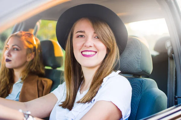 Two girl friends on a road trip by car — Stock Photo, Image