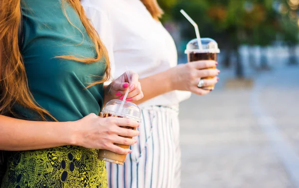 Девушки пьют кофе на открытом воздухе — стоковое фото