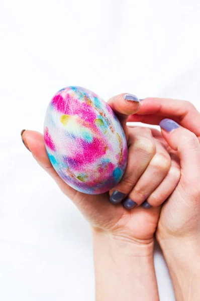 Tenuta a mano dipinto uovo di Pasqua — Foto Stock