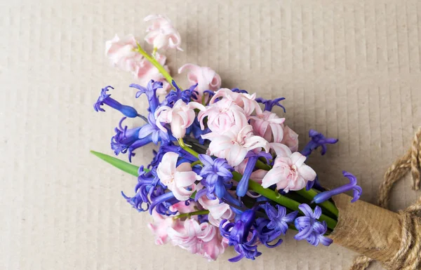 Jácint virág csokor az asztalra — Stock Fotó