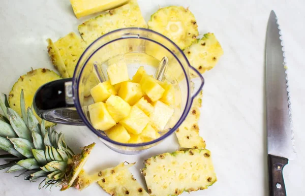 Gesneden ananas in een blender voor een smoothie — Stockfoto