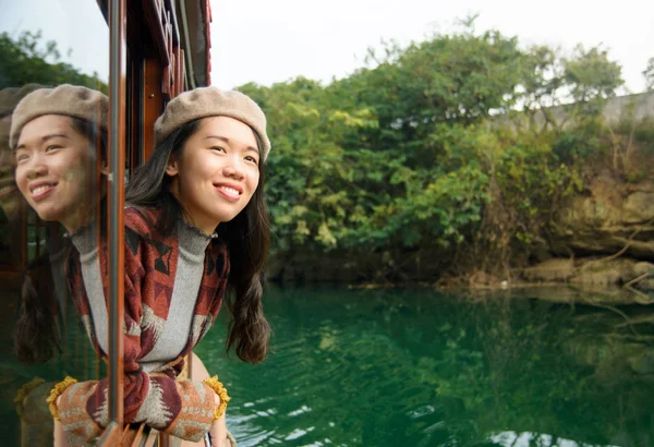 Menina desfrutando o passeio em um barco turístico — Fotografia de Stock