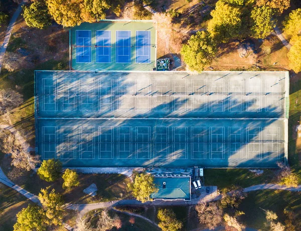 Tenisové kurty v parku letecký pohled — Stock fotografie