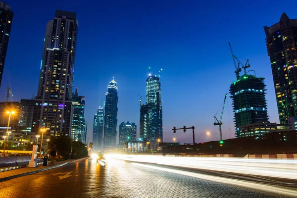 Dubai noite cena da cidade com trilhas de luz — Fotografia de Stock