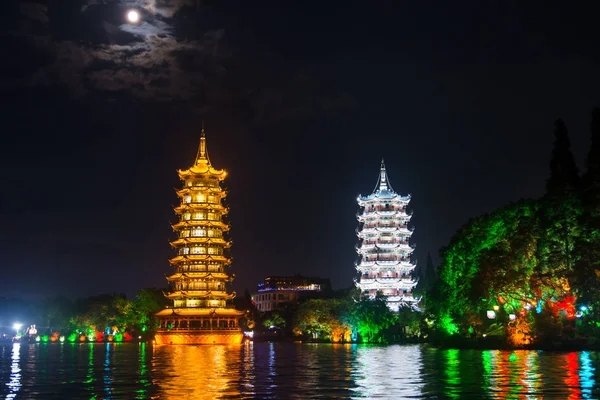 中国の桂林月夜空と二つの塔 — ストック写真