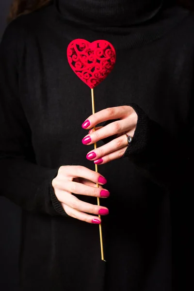 Femeia care deține o formă de inimă purtând pulover întunecat — Fotografie, imagine de stoc