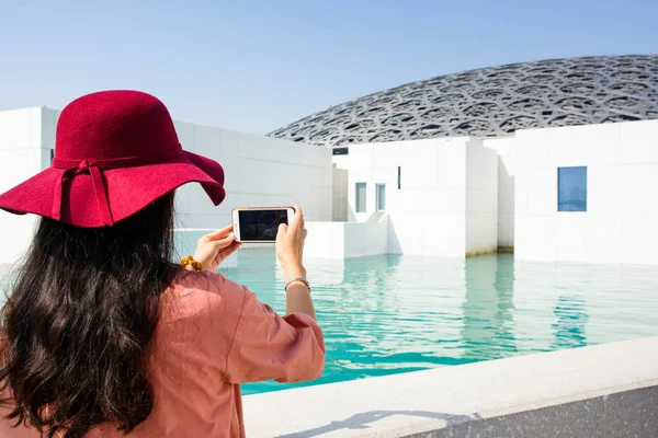 ABU DHABI, EMIRATOS ÁRABES UNIDOS - 26 DE ENERO DE 2018: Turismo femenino — Foto de Stock