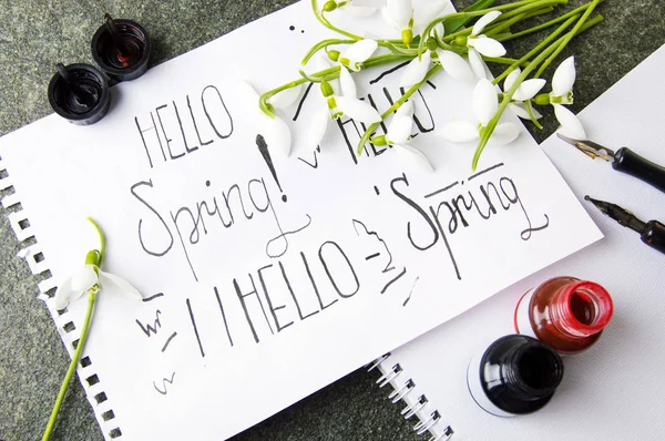 Olá primavera caligrafia nota — Fotografia de Stock