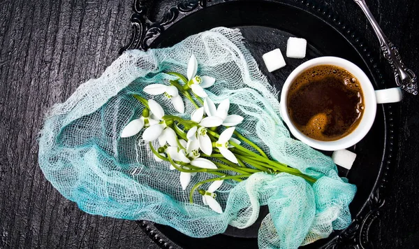 Квіти снігу і чашка кави на підносі — стокове фото