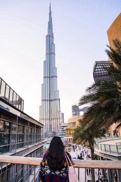 DUBAI, EMIRATOS ÁRABES UNIDOS - 5 DE FEBRERO DE 2018: Turismo disfrutando —  Fotos de Stock