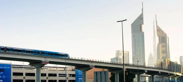 DUBAI, EMIRADOS ARAB UNIDOS - FEVEREIRO 5, 2018: Dubai metro trai — Fotografia de Stock